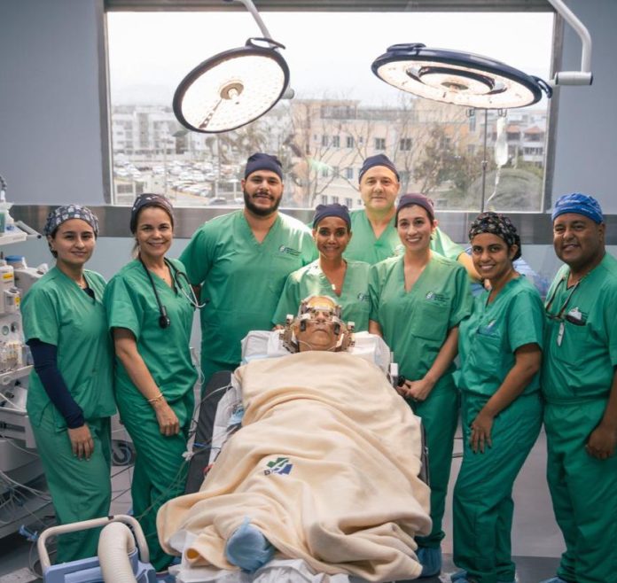 “Estoy empezando a vivir de nuevo”: Primer paciente de Parkinson en el HOMS tras exitosa cirugía