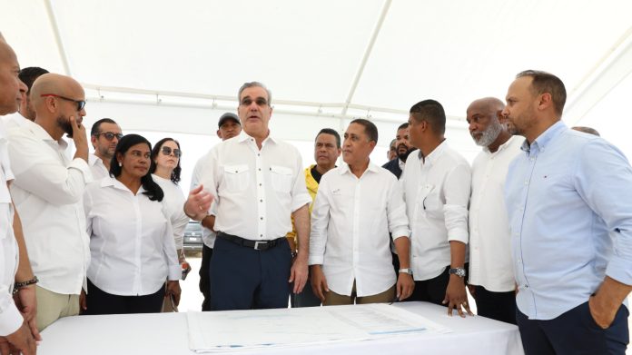 Luis Abinader supervisa los trabajos del malecón de Nagua