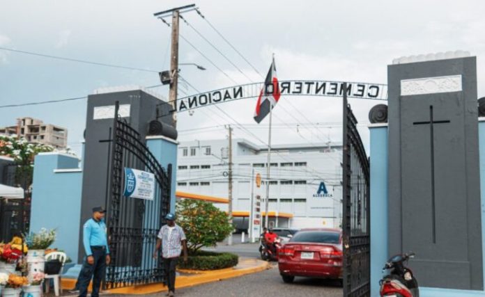 Cementerios de la capital reportan gran flujo de visitantes por dia de los fieles difuntos