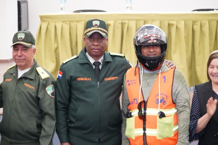 Digesett entrega más de 200 cascos a motoristas en programa “Un Casco para Salvar tu Vida”
