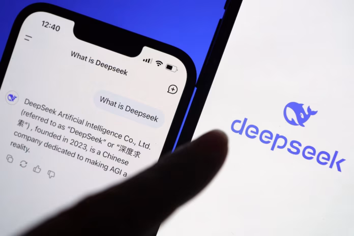 Al igual que la popular aplicación de videos cortos, DeepSeek es una empresa tecnológica china que ha logrado una rápida expansión global. Esto ha generado inquietudes sobre la seguridad de los datos y la posible influencia del gobierno chino. Ambas plataformas han sido objeto de escrutinio por su capacidad para recopilar grandes cantidades de datos de usuarios, lo que plantea interrogantes sobre cómo se utiliza y protege esa información. La preocupación radica en que DeepSeek podría verse presionada para compartir datos con el gobierno chino o ser utilizada para promover intereses geopolíticos. Algunos expertos incluso advierten que DeepSeek podría ser una “evolución mejorada” de las tácticas de recopilación de datos empleadas por TikTok. Además, la naturaleza de código abierto de DeepSeek, aunque fomenta la innovación, también aumenta el riesgo de que la tecnología sea utilizada para fines maliciosos, como la difusión de desinformación o la manipulación de la opinión pública, un problema que también se ha planteado con TikTok. A esto se suma la preocupación por la censura. Se ha observado que DeepSeek evita responder preguntas sobre temas sensibles para el gobierno chino, como la situación de los uigures o la soberanía de Taiwán. Expertos en ciberseguridad advierten sobre las vulnerabilidades de DeepSeek. Un fallo de seguridad descubierto en diciembre de 2024 permitía a los atacantes tomar el control de cuentas de usuario. Además, la proliferación de modelos clonados podría facilitar la suplantación de identidad y el fraude. DeepSeek plantea serios desafíos en términos de privacidad, seguridad y censura. Si bien ofrece un enorme potencial para diversas aplicaciones, es crucial abordar estos peligros potenciales y garantizar que la IA se desarrolle y utilice de manera responsable. Cuál es la historia de DeepSeek y sus peligros La startup china DeepSeek ha ganado relevancia internacional gracias a sus modelos de lenguaje de gran tamaño (LLM) de código abierto, que compiten con los desarrollos de gigantes como OpenAI y Google. Sin embargo, su meteórico ascenso está acompañado de inquietudes en torno a la privacidad, la censura y la seguridad global. Fundada en 2023 por Liang Wenfeng, DeepSeek inició con su modelo DeepSeek-R1, cuyo rendimiento en matemáticas, codificación y razonamiento natural rivaliza con los mejores sistemas actuales. Su chatbot, además, se ha convertido en la aplicación gratuita más descargada en China y Estados Unidos, superando a ChatGPT. A pesar de estos logros, la empresa enfrenta sospechas sobre el bajo costo de entrenamiento de su modelo V3, que podría haber eludido restricciones de exportación de Estados Unidos. Este avance, considerado por algunos un “cisne negro”, amenaza la competitividad tecnológica estadounidense.