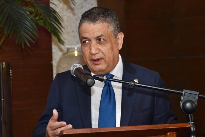 El congresista advirtió que la deuda pública del país supera los 76 mil millones de dólares, mientras que el déficit fiscal real podría alcanzar el 4.7 % del Producto Interno Bruto (PIB), una cifra superior a la presentada oficialmente por el Gobierno.