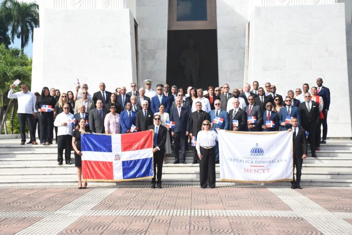 MESCyT deposita ofrenda floral en el Altar de la Patria, con motivo del 212 aniversario del natalicio de Juan Pablo Duarte