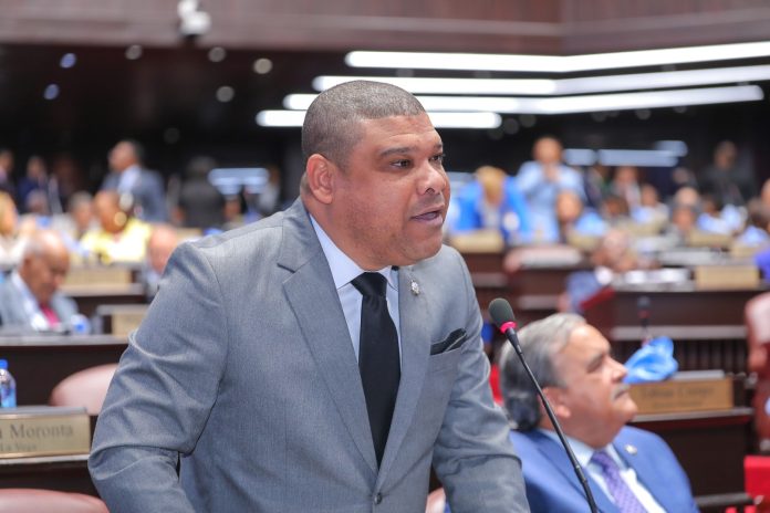 Entre los temas que el mandatario debe explicar, están la proliferación de casos de corrupción que están afectando las instituciones públicas y la inmiscuición del narcotráfico en la política.