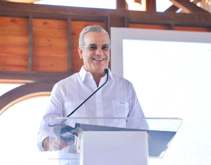 Abinader dice que RD respeta decisiones migratorias de EE.UU.