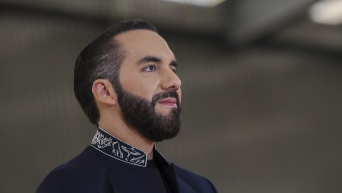 Bukele pide revertir cobros municipales elevados en la capital salvadoreña