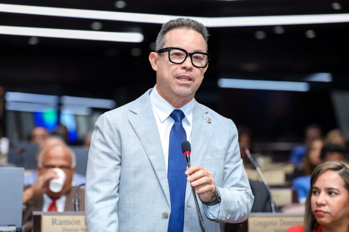 Díaz aseguró que Taveras “se cree por encima del bien y del mal”, y que su actitud altanera ha provocado su aislamiento dentro del Congreso Nacional. “No tiene amigos en el Senado porque no respeta ni construye consensos”, expresó.