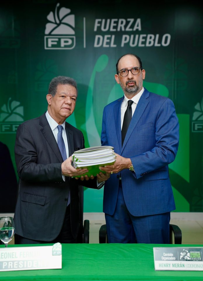 Santo Domingo.- El presidente del partido Fuerza del Pueblo (FP), Leonel Fernández, recibió el informe del Congreso Nacional Ordinario “Dr. Franklin Almeyda Rancier”, compuesto por 35 documentos que serán sometidos a votación en la plenaria virtual a partir de este próximo jueves 13 hasta el lunes 18 de este mes. El acto de entrega estuvo a cargo de Henry Merán, coordinador de la Comisión Nacional Organizadora del Congreso, quien detalló el proceso de construcción de estos documentos clave para el futuro de la organización política. “Hoy le entregamos, en nombre de la Comisión Nacional Organizadora del Congreso Nacional Ordinario Doctor Franklin Almeyda Rancier, a nuestro presidente y líder de la Fuerza del Pueblo, los 35 documentos que han emanado y han sido producidos por las 35 áreas de trabajo de este Congreso Nacional Ordinario”, explicó Merán. Añadió que en la elaboración de estos informes participaron 21 mesas temáticas y 12 submesas de trabajo, produciendo un total de 32 documentos, a los que se suman los informes de la Subcomisión de Diagnóstico Situacional del Partido, la Subcomisión de Diagnóstico Técnico Electoral y la Subcomisión de Auditoría del Padrón de Miembros y Organismos. Estos documentos representan el resultado del trabajo de discusión y análisis dentro de la Fuerza del Pueblo y serán sometidos a la decisión de los delegados en la plenaria de votación. Al recibir el informe, el líder de la Fuerza del Pueblo, Leonel Fernández, valoró el proceso como un ejercicio de reflexión colectiva dentro del partido, especialmente en un contexto global donde las organizaciones políticas enfrentan desafíos de identidad y representación. “Agradezco sinceramente la entrega de estos documentos, 35 piezas documentales, que de alguna manera recogen la experiencia que hemos ido acumulando en la realización de este primer congreso ordinario”, expresó Fernández. Subrayó que, en un momento en que los partidos políticos atraviesan crisis a nivel mundial, este proceso de análisis y debate fortalece la identidad de la Fuerza del Pueblo y su capacidad para representar a las mayorías nacionales. “En un momento en que hay una crisis en los partidos políticos, no solamente en América Latina, sino a nivel mundial, esta reflexión colectiva que hemos hecho en la Fuerza del Pueblo indica que nuestro partido en realidad entiende la importancia de las ideas para poder construir una organización que en un sistema democrático pueda representar a las amplias mayorías nacionales”, sostuvo. El líder político destacó que este ejercicio de pensamiento estratégico ha sido fruto de la “inteligencia colectiva” del partido, con el objetivo de definir su rumbo dentro del marco democrático de la República Dominicana. “Por supuesto, va a culminar con una plenaria de votación donde los compañeros podrán entonces expresar su perspectiva sobre lo que se ha asentado en estos documentos. Documentos que ya se han sometido a discusión, pero que finalmente requieren de la aprobación para que tengan la legitimidad necesaria y que puedan ser aplicados en el partido”, puntualizó.
