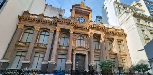 Entre las alzas destacaron el refinamiento de petróleo (+7,6 % interanual) y maquinarias y equipos (4,5 %).