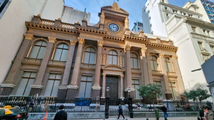 Entre las alzas destacaron el refinamiento de petróleo (+7,6 % interanual) y maquinarias y equipos (4,5 %).