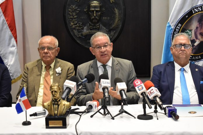 En el centro el presidente del Instituto Duartiano, Wilson Gómez Ramírez, se dirige a los presentes. Le acompañan, Julio Manuel Rodríguez Grullón, vicepresidente y José Pilía Moreno Duarte, tesorero.