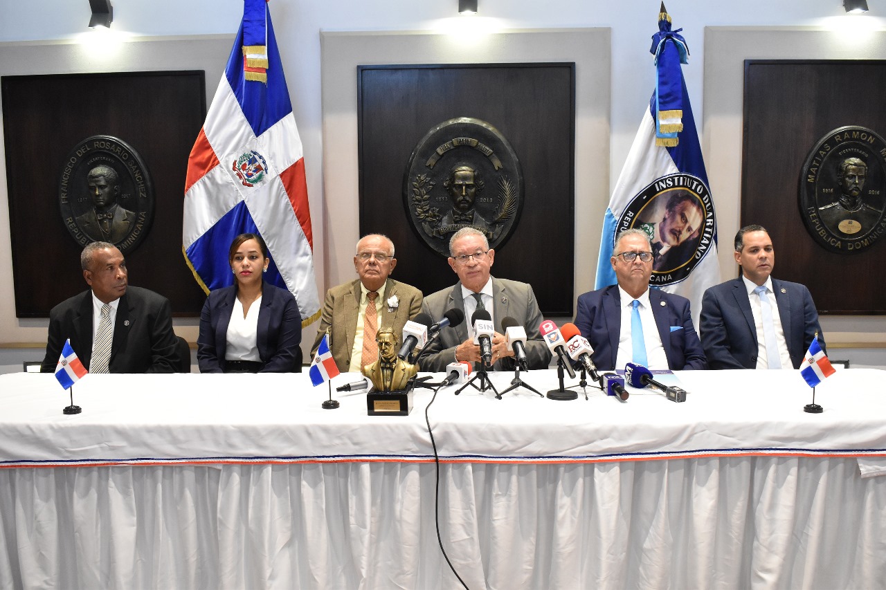 Desde la izquierda, Víctor Zabala, gobernador del Museo y Casa de Duarte; Leni Sirí, miembro del Instituto Duartiano; Julio Manuel Rodríguez Grullón, vicepresidente; Wilson Gómez Ramírez, presidente; José Pilía Moreno Duarte, tesorero y Junior Torres, miembro.