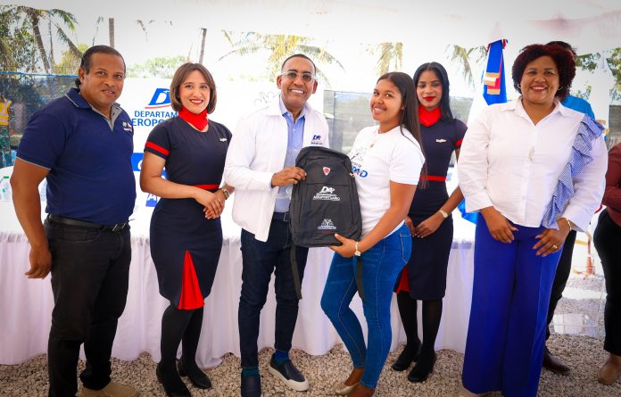 “¡Esa es la esencia de este programa, servir a la comunidad!” tras indicar que cada estudiante participante se le otorgará un kit dotado de una mochila, libretas y termo para agua, así como su t-shirt para que acudan debidamente identificados.
