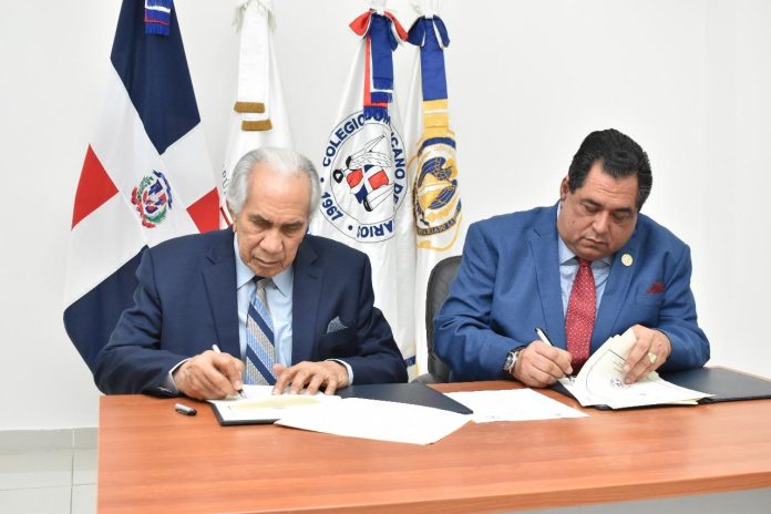 El presidente del CODENOT, Jhon Richard Paniagua, y el director ejecutivo del CONAPE, José Dolores García Ramírez, firman el acuerdo de cooperación, acompañados por los presidentes de las comisiones de ambas instituciones.