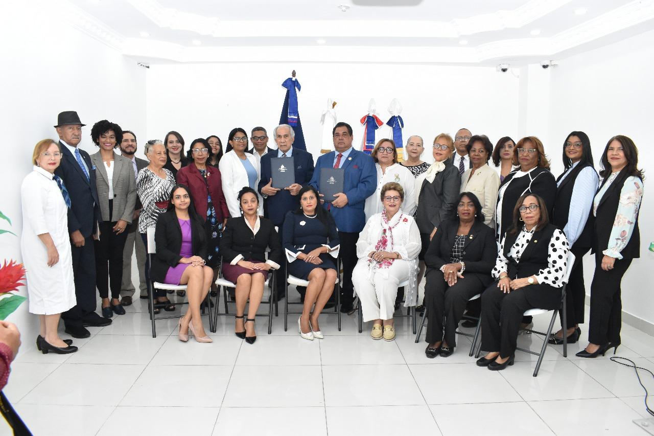 En el centro, el presidente del CODENOT, Jhon Richard Paniagua, y el director ejecutivo del CONAPE, José Dolores García Ramírez, junto a los presidentes de las comisiones de ambas instituciones.