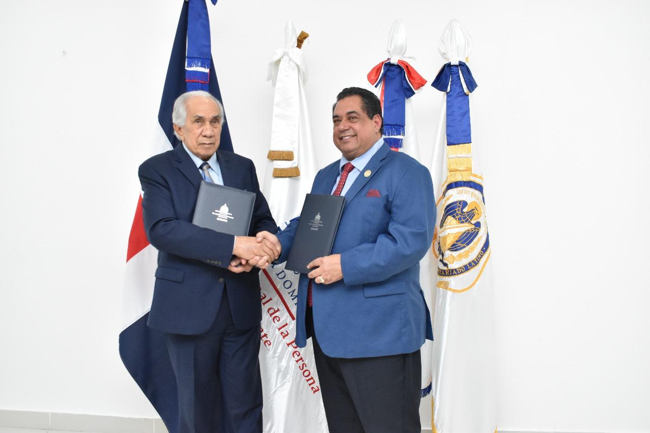 Jhon Paniagua y José Dolores García, luego de firmar el acuerdo.