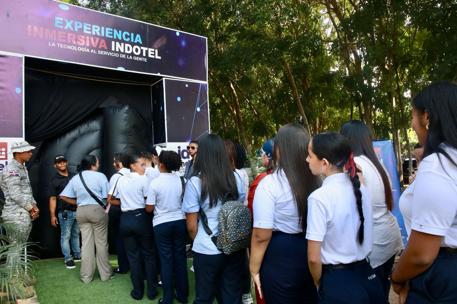 Estudiantes accediendo al Inmersivo del INDOTEL.