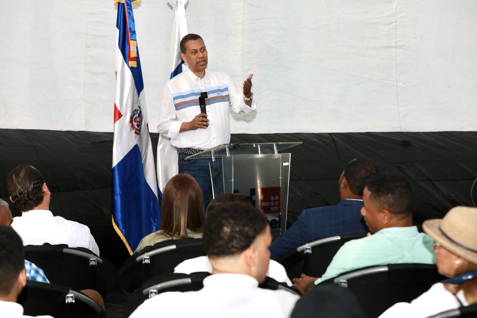 Guido Gómez Mazara, explicando sobre la experiencia del Domo Inmersivo del INDOTEL.