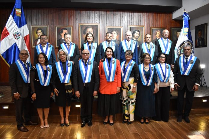 Los nuevos miembros de honor del Instituto Duartiano, luego ser juramentados.
