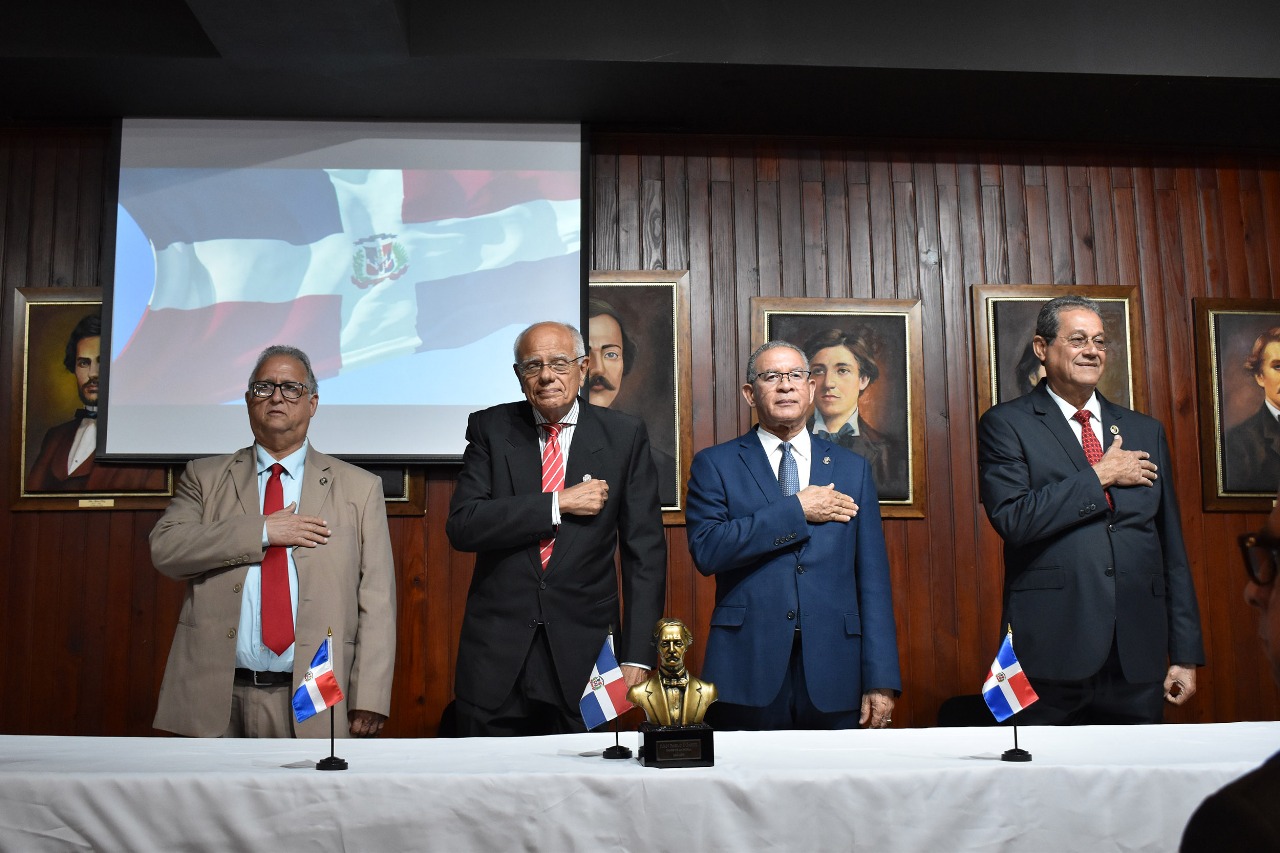 Desde la izquierda, integran la mesa de honor, Pilia Moreno, tesorero del Instituto Duartiano; Julio Manuel Rodríguez Grullón, vicepresidente; Wilson Gómez Ramírez, presidente y Jacinto Pichardo, secretario general.