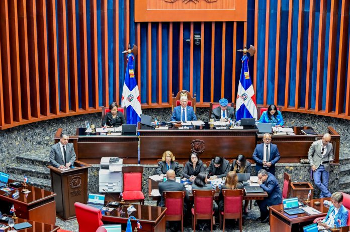 La misma dispone la reconstrucción del puente El Penitente, así como la rehabilitación de caminos vecinales y otras infraestructuras dañadas para restablecer el tránsito y la comunicación entre las comunidades afectadas.