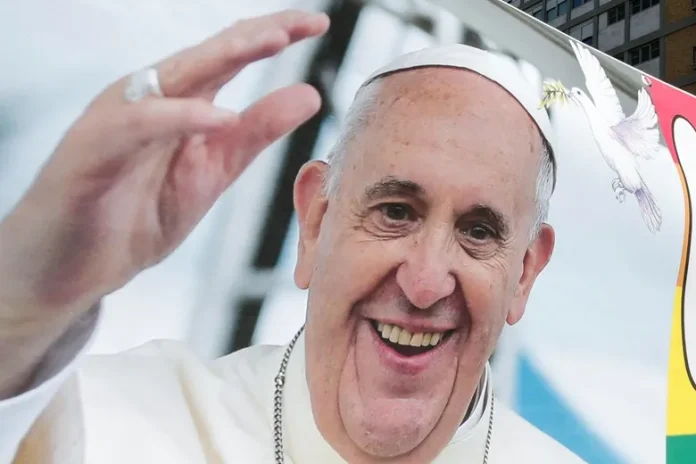 El papa reaparece para la bendición Urbi et Orbi y condena “la carrera de rearme”