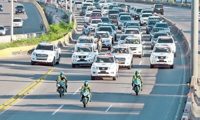 Inicia operativo de carreteo desde la región Sur a Santo Domingo para garantizar seguridad vial