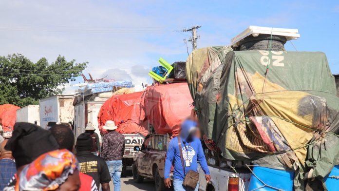 Camiones con cientos de haitianos expulsados por RD llegan a la frontera