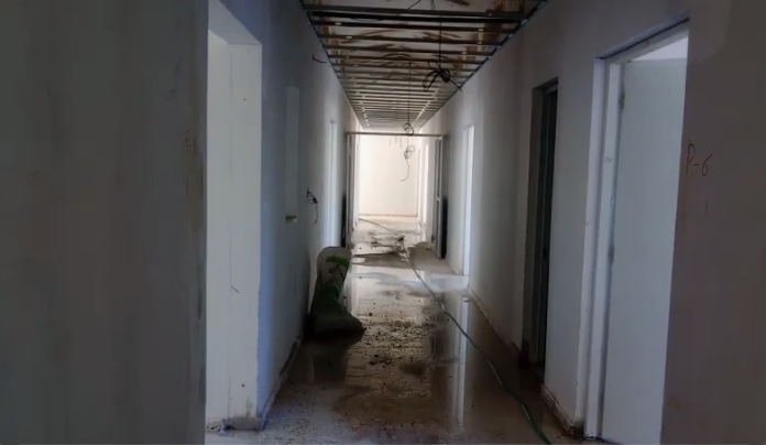 ¡Insólito! Hospital de Guayubin opera en biblioteca vulnerando derechos de la comunidad