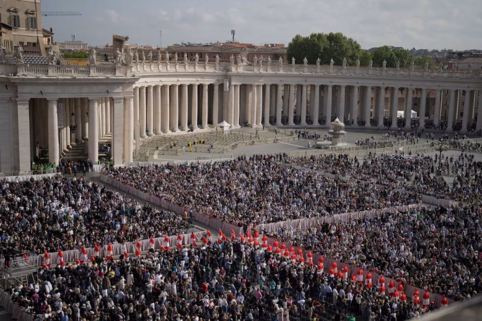 Primer día de velatorio del Papa congrega a más de 20.000 fieles en San Pedro