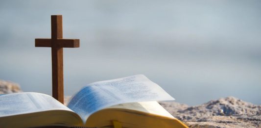 Esta vigilia, que marca el final del Sábado Santo y el inicio del Domingo de Pascua, es considerada la celebración litúrgica más importante del calendario cristiano.