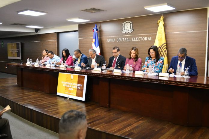 JCE discute impacto de nueva cédula con partidos