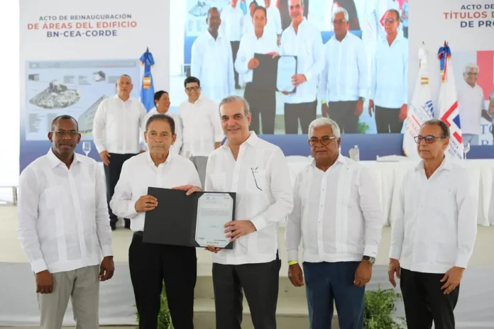 Con esta nueva entrega a través del Plan Nacional de Titulación, el gobierno dominicano continúa acercándose a su ambiciosa meta de entregar más de 100,000 títulos de propiedad a nivel nacional.