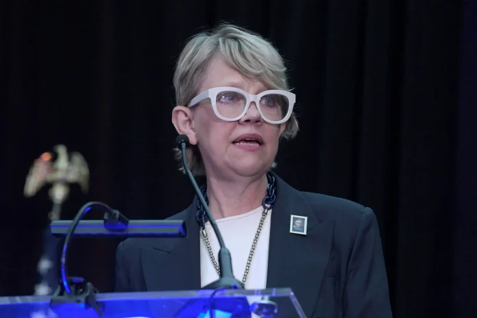 Sajet, nacida en Nigeria, es según Trump, “una persona muy partidista y una firme defensora” de las políticas de diversidad, equidad e inclusión (DEI), “lo cual es totalmente inapropiado para su cargo”.