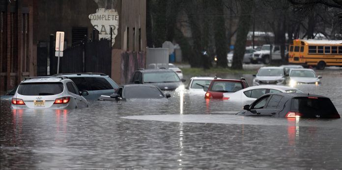 Algunos de los tornados, alertó el servicio meteorológico, podrían «ser intensos» y las tormentas podrían venir con granizo y vientos fuertes.