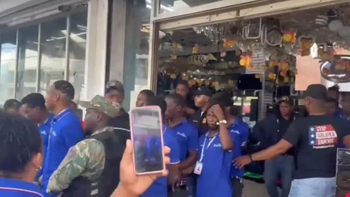 Operativo de inmigración en tienda china de la Duarte termina en denuncias de abuso