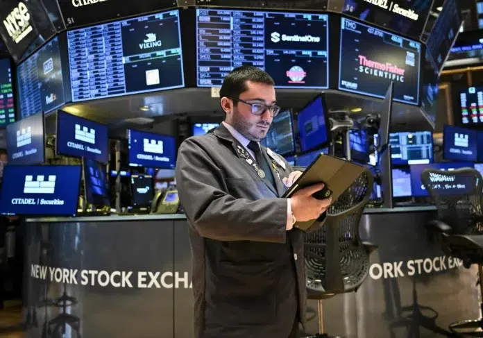 Las cifras también hicieron caer el rendimiento de los bonos del Tesoro, que había subido en los últimos días después de que un juez federal considerara ilegales los aranceles del presidente Donald Trump.