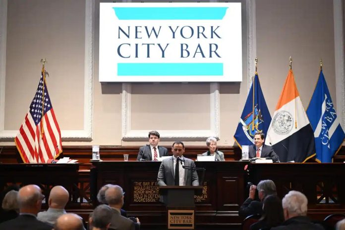 El presidente del Colegio de Abogados de la ciudad de Nueva York, Muhammad Faridi, en una de las sesiones de trabajo.