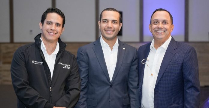 Juan Víctor Jiménez, gerente de presupuesto y comercial de Firetechcorp; Arsenio Borges, director de ingeniería de Seguros Universal; y Juan Carlos Guilbe, Ceo de Firetechcorp.