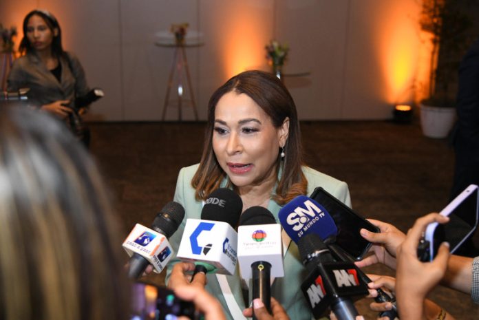 Ministra de la Mujer, Mayra Jiménez.