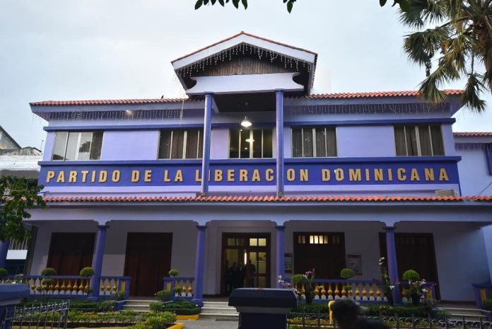 El comunicado, firmado por el Secretario General del partido, Johnny Pujols, y dirigido al encargado de Recursos Humanos, Bienvenido Ubrí, detalla que la jornada laboral de hoy, martes 21 de octubre de 2025, concluirá a las 3:00 p.m.