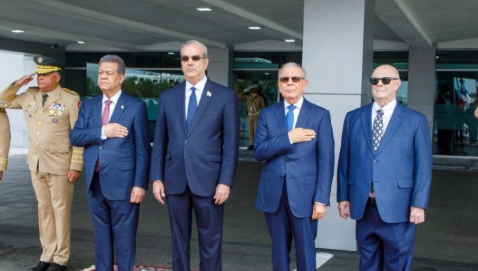 Abinader reta a la oposición a un debate sobre obras: “Cinco años vs 20 de ellos”