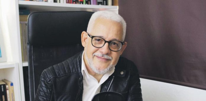 Aybar Félix es un periodista, locutor, relacionista público y productor radial con una destacada trayectoria de más de tres décadas en los medios de comunicación dominicanos. Aybar Félix es un periodista, locutor, relacionista público y productor radial con una destacada trayectoria de más de tres décadas en los medios de comunicación dominicanos.