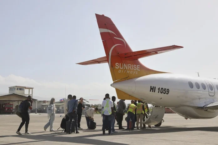 Se espera que la reanudación de los vuelos comerciales internos ayude a la movilidad en Haití, ante los bloqueos que las bandas armadas mantienen en las carreteras.