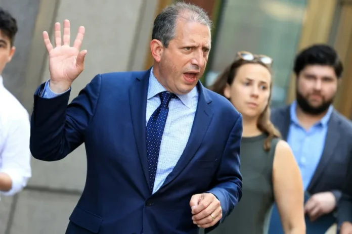 «No tienen la autoridad para detener a un ciudadano estadounidense», espeta Lander a los agentes, algunos de ellos con el rostro cubierto por una mascarilla, según los videos.