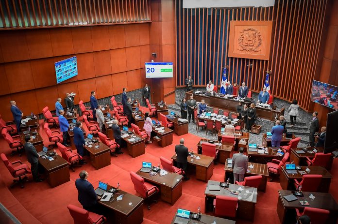 El senador también se refirió a las observaciones y cartas enviadas por el sector empresarial al Congreso Nacional, aclarando que la mayoría de las propuestas fueron analizadas, aunque no todas fueron incorporadas al texto final.