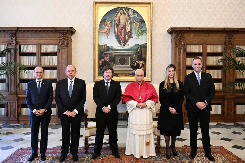 el papa leon xiv javier milei y la comitiva presidencial