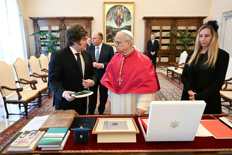 javier milei y karina milei intercambian obsequios el papa leon