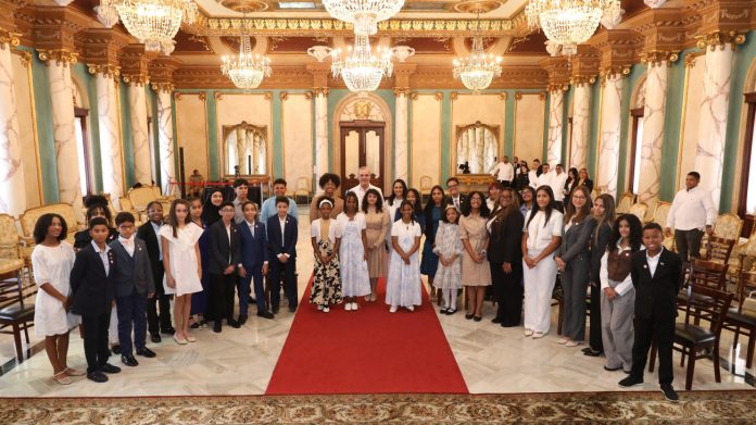 “Me siento muy orgulloso de que estén aquí, pero más aún de sus acciones y de su rendimiento, especialmente académico, pero también social”, afirmó.