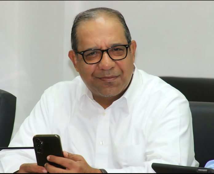“Mientras la nómina estatal siga siendo un instrumento para pagar compromisos políticos, cualquier intento de ‘optimización’ será solo eso: un titular vacío”, afirma Carlos Manzano.